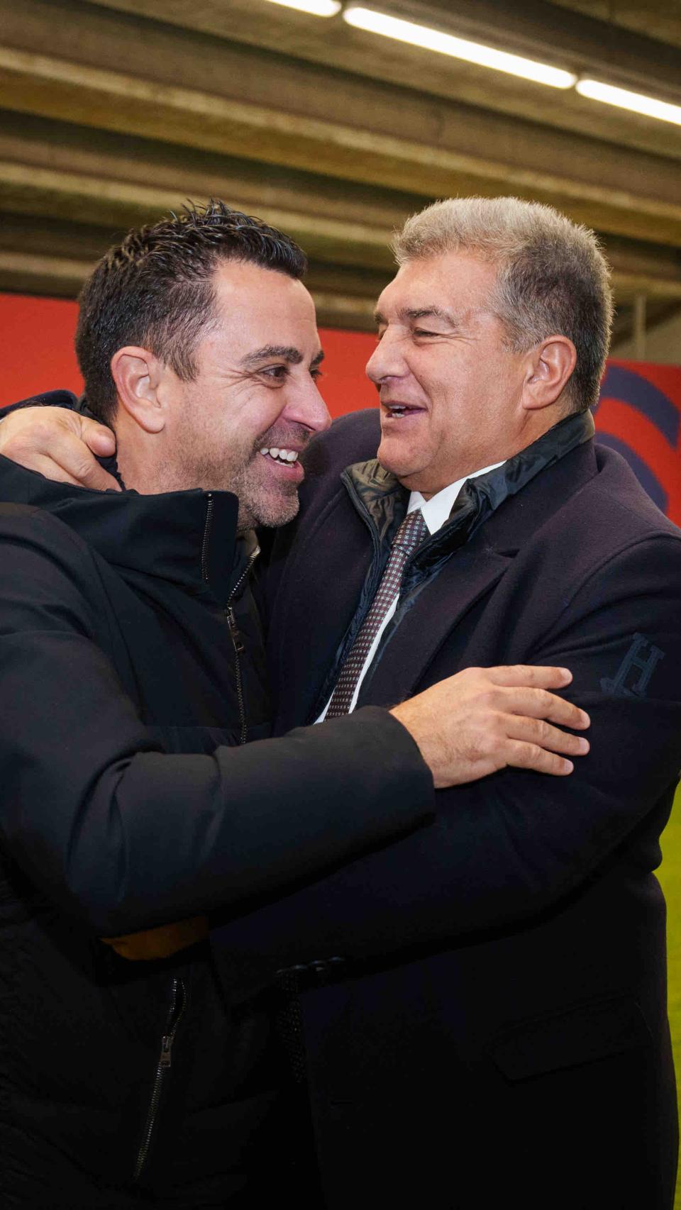 Xavi se abraza con Laporta