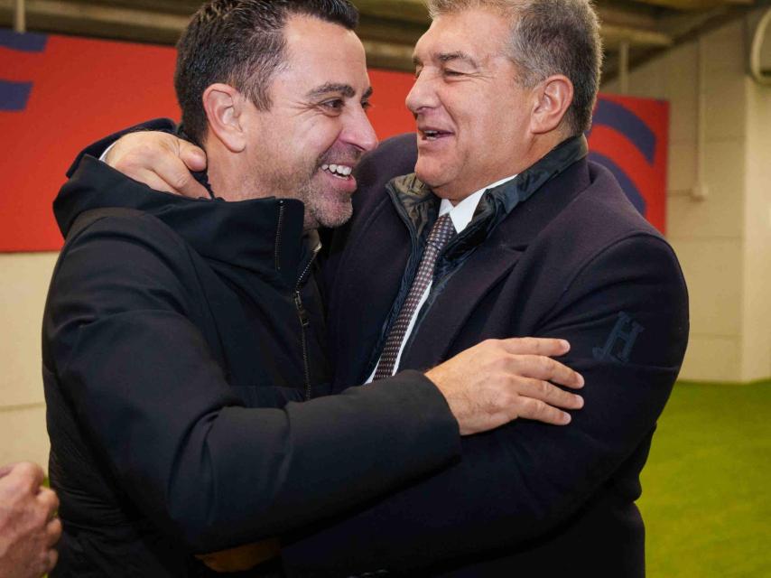 Xavi se abraza con Laporta