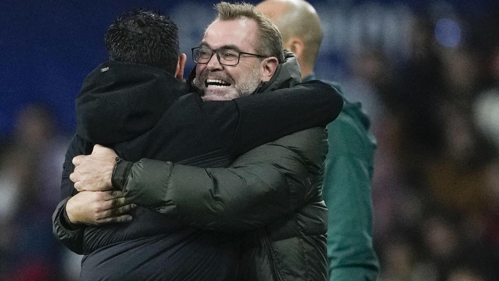 Xavi se abraza con su hermano, Òscar Hernández, tras la victoria del Barça