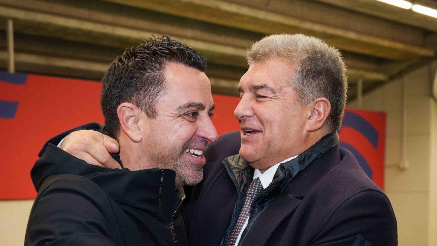 El abrazo de Joan Laporta y Xavi Hernández tras vencer al Oporto en el Estadi Olímpic
