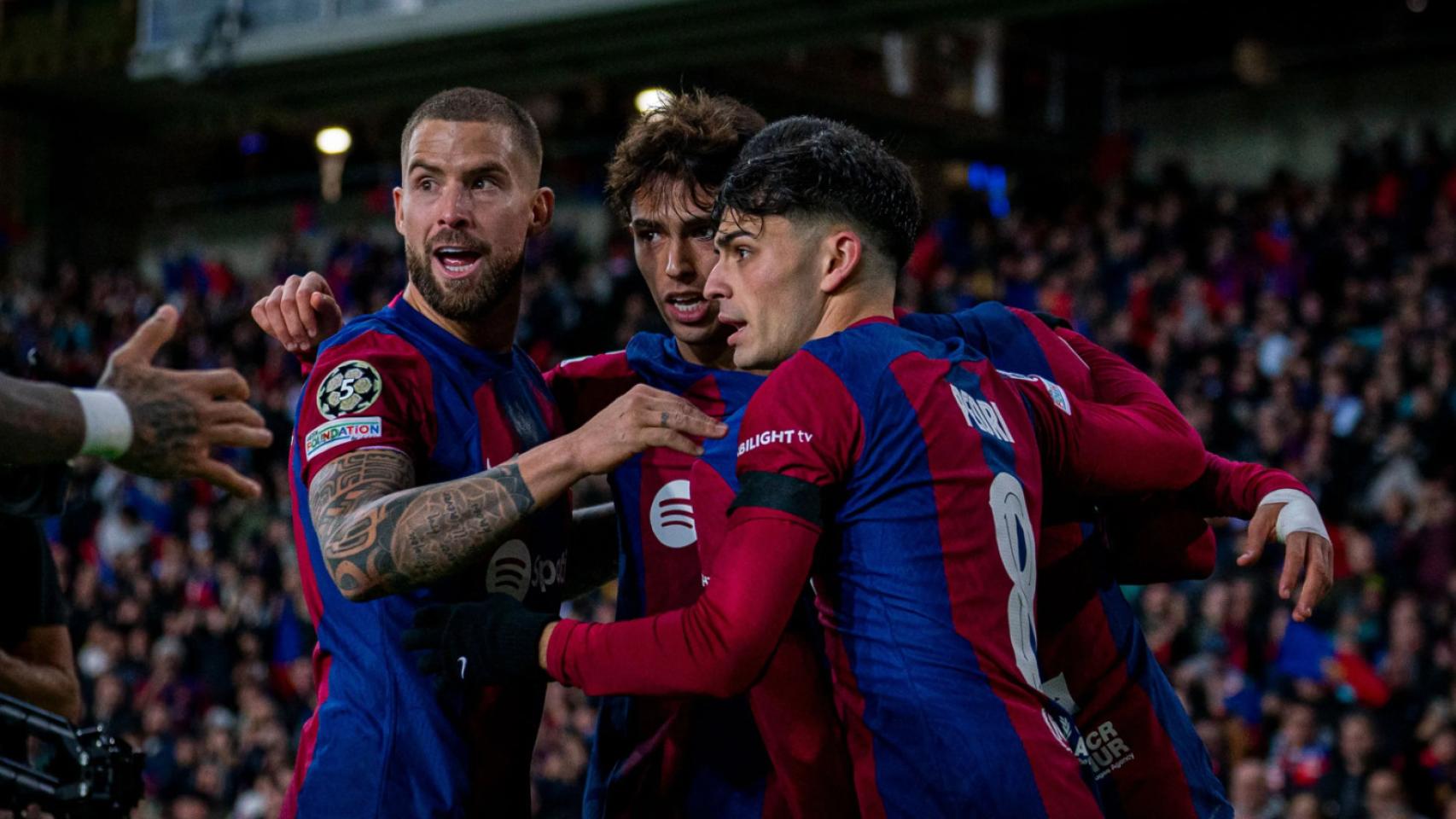 Los jugadores del Barça se abrazan tras marcarle el gol de la victoria al Oporto