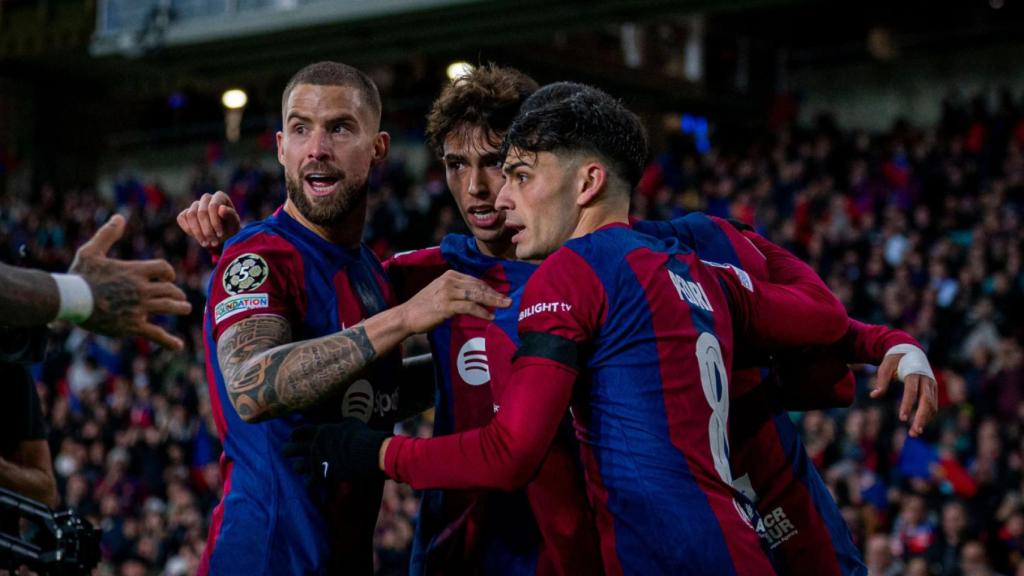Los jugadores del Barça se abrazan tras marcarle el gol de la victoria al Oporto