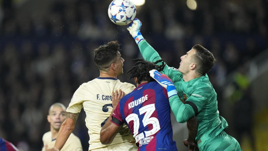 Iñaki Peña despeja con los puños