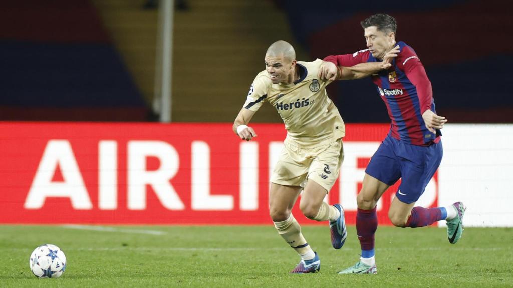 Pepe pugna con Lewandowski