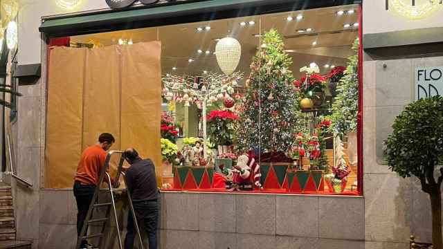Imagen de uno de los comercios cercanos a los okupas de la Bonanova que protege su local