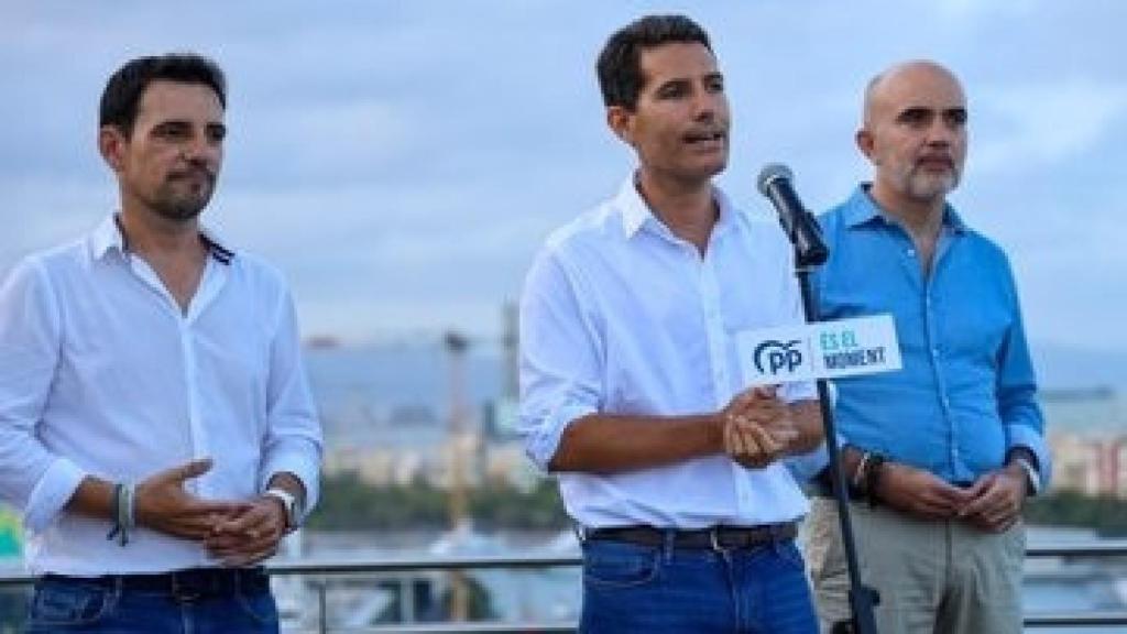 El presidente del PP de Barcelona y alcalde de Castelldefels (Barcelona), Manu Reyes; el candidato del PP al Congreso por Barcelona, Nacho Martín Blanco, y el concejal en el Ayuntamiento de Barcelona, Daniel Siera, en el acto final de campañ del 23J.