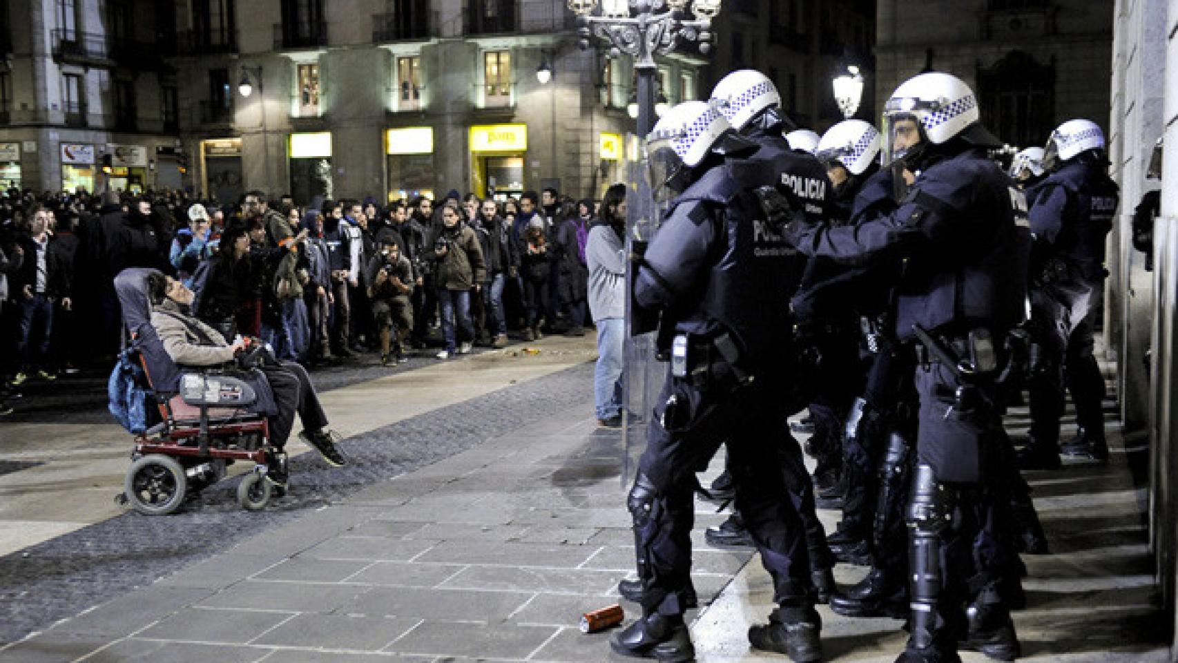 La URPE de Guardia Urbana, protegiendo la sede del Ayuntamiento de Barcelona