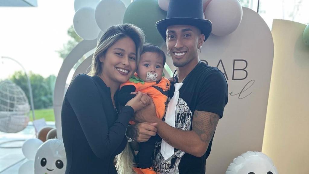 Raphinha y su pareja, Natalia Rodrigues, con su hijo Gael