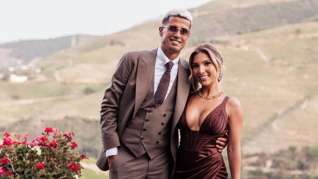 Joao Cancelo y su prometida, Daniela Machado, de invitados en una boda