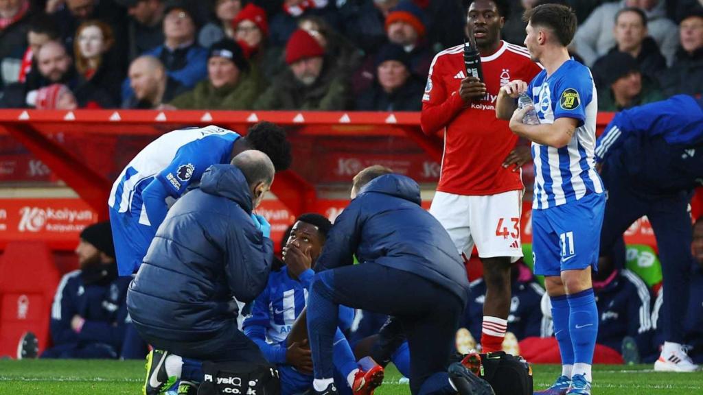 Ansu Fati, lesionado, en el campo del Nottingham Forest