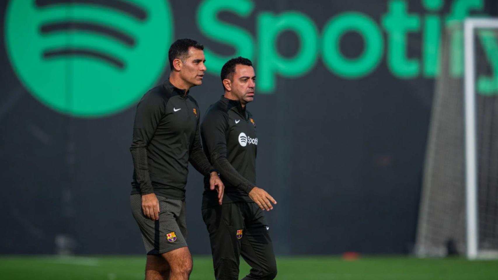 Rafa Márquez y Xavi Hernández, en el entrenamiento conjunto del primer equipo del Barça y el filial