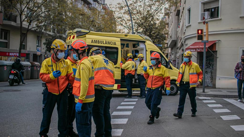 Sanitarios del SEM con una ambulancia en Barcelona