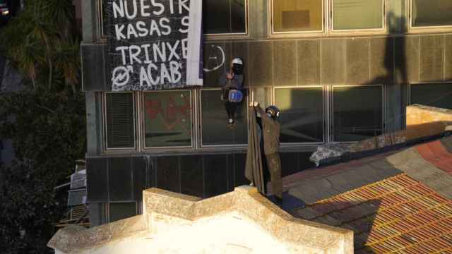 Un okupa de la Bonanova se cuelga del edificio de El Kubo