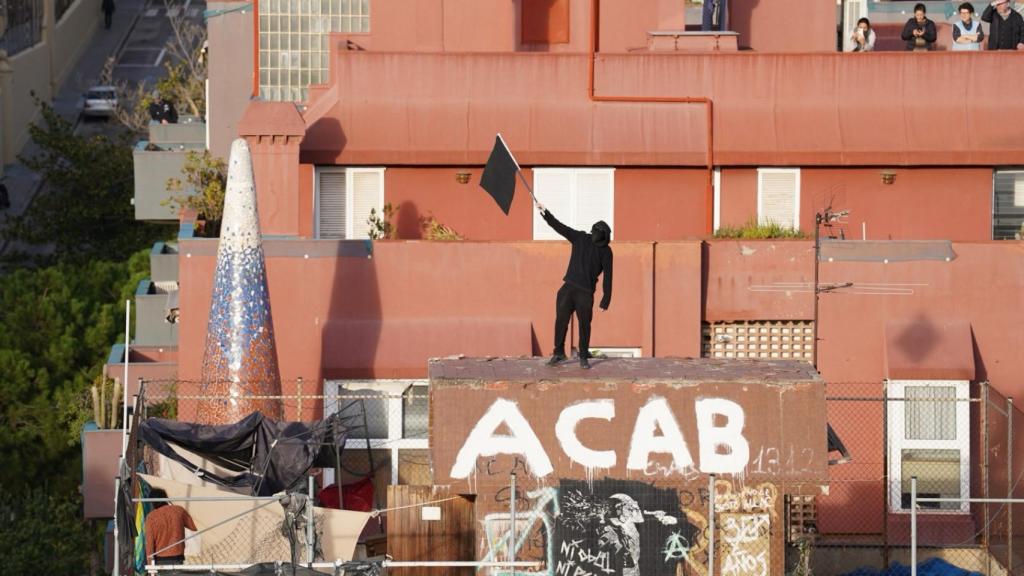 Okupa con una bandera negra en la azote de el Kubo