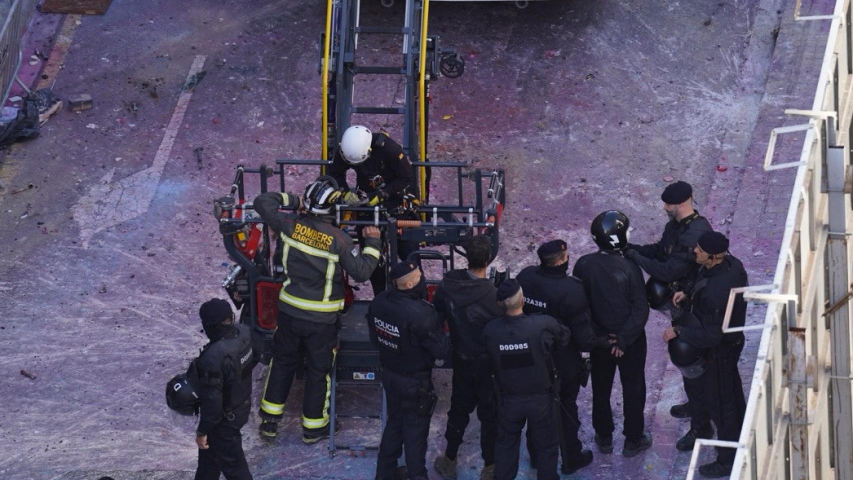 Los Mossos d'Esquadra efectúan la detención de uno de los okupas que permanecía atrincherado en la azotea de El Kubo