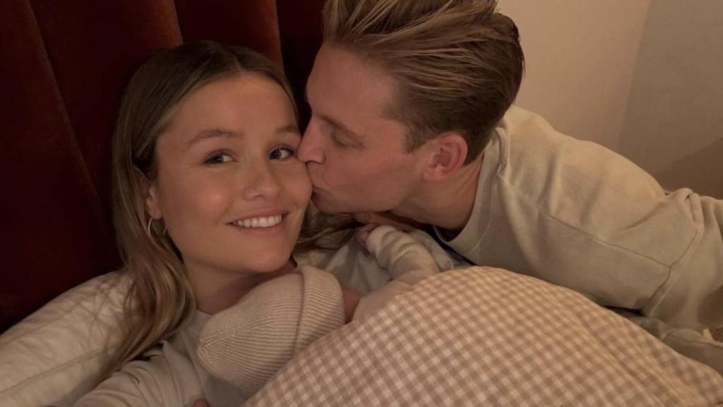 Frenkie de Jong, junto a Mikky Kiemeney y su primer hijo