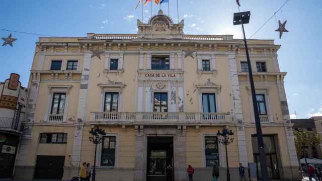 La fachada del Ajuntament de L'Hospitalet de Llobregat en una imagen de archivo