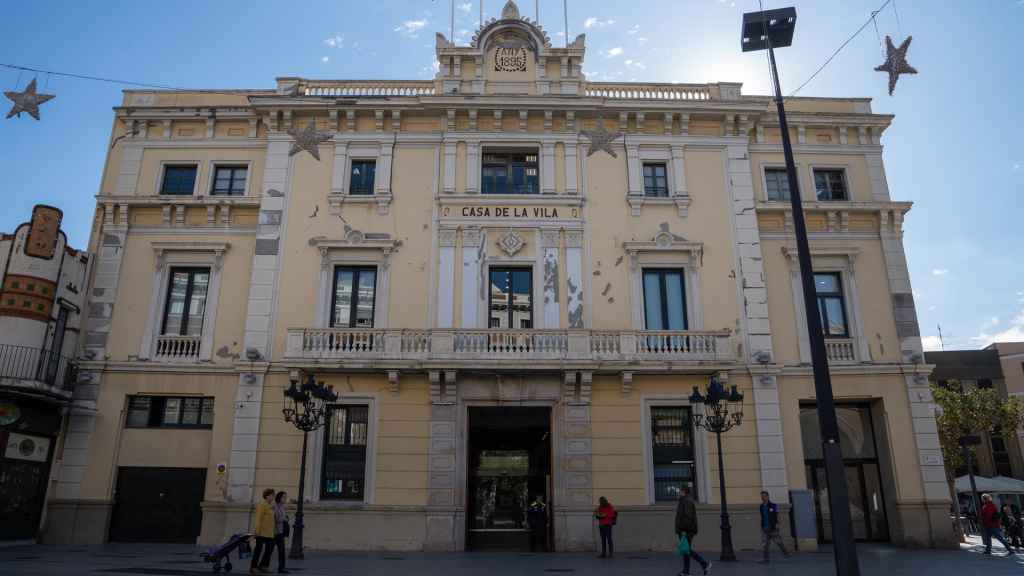 La fachada del Ajuntament de L'Hospitalet de Llobregat en una imagen de archivo
