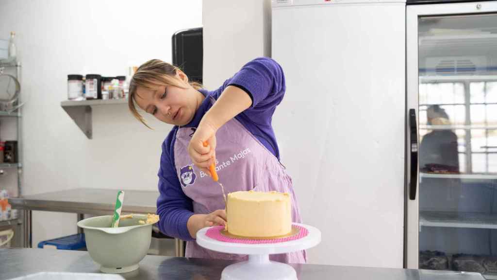 Gisela, la propietaria de Tartas Bastante Majas decora una tarta en Sant Adrià