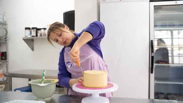 Gisela, la propietaria de Tartas Bastante Majas decora una tarta en Sant Adrià