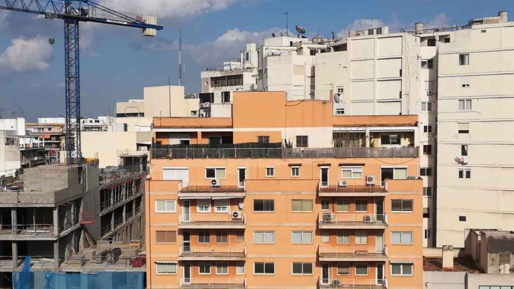 Una construcció al costat d'un bloc de pisos a Barcelona
