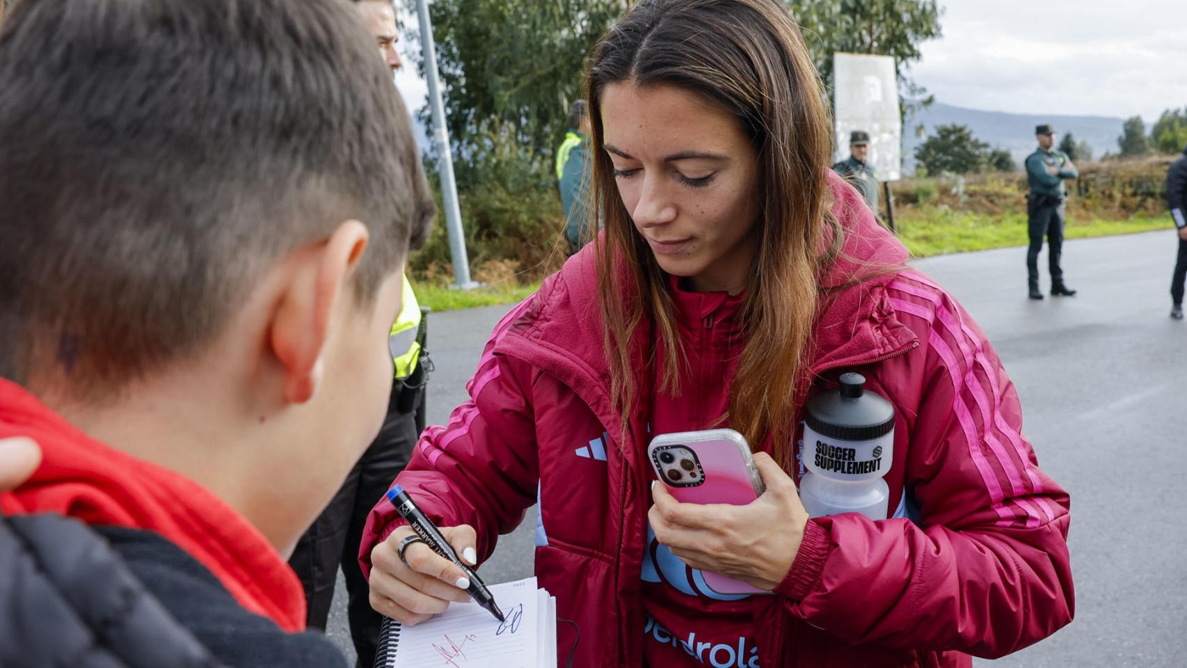 Aitana Bonmatí, firmando autógrafos en la concentración de la Roja