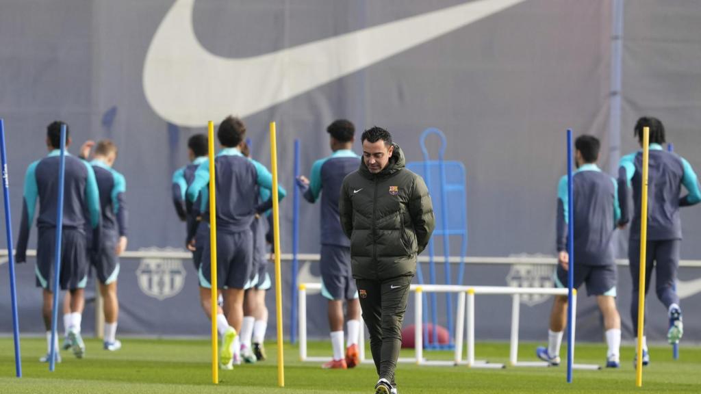 Xavi Hernández, pensativo durante el entrenamiento del Barça