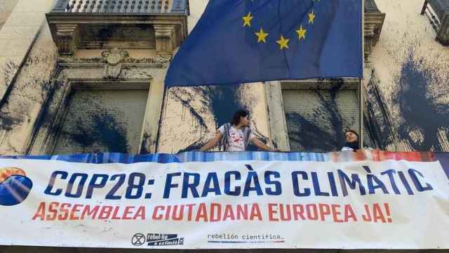La pancarta de los activistas en la sede de la UE