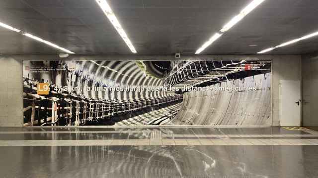 Anuncio de la L9 en el metro de Barcelona