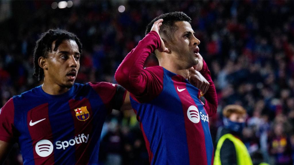 Koundé acompaña a Cancelo en su celebración de la victoria del Barça contra el Oporto