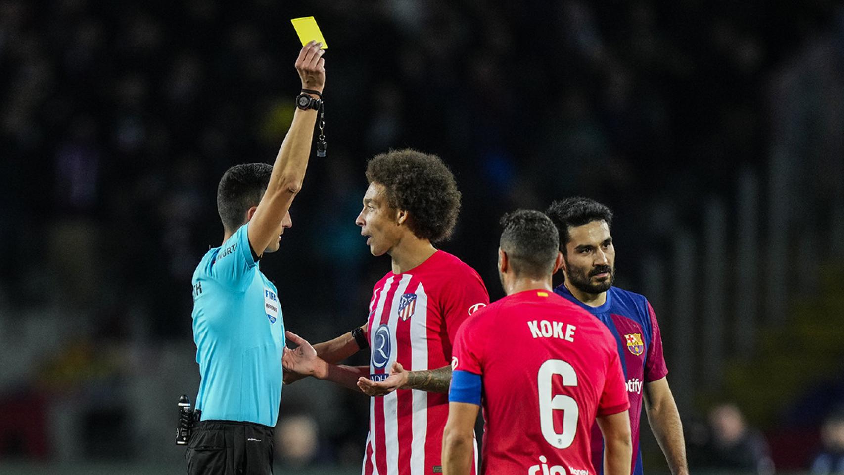 Sánchez Martínez amonesta a un jugador del Atlético de Madrid en Montjuïc