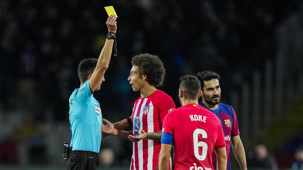 Sánchez Martínez amonesta a un jugador del Atlético de Madrid en Montjuïc