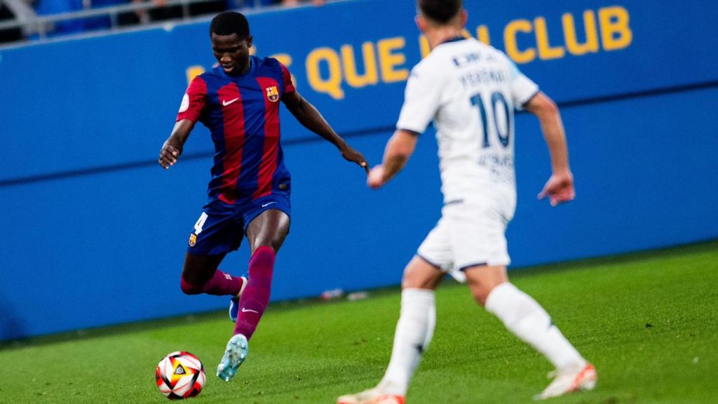 Mbacke realiza un desplazamiento en largo durante el Barça B-Depor