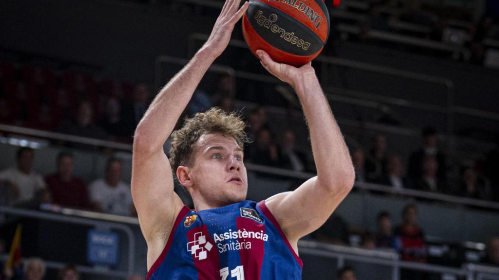 Jokubaitis lanza un triple en el partido contra el Granada