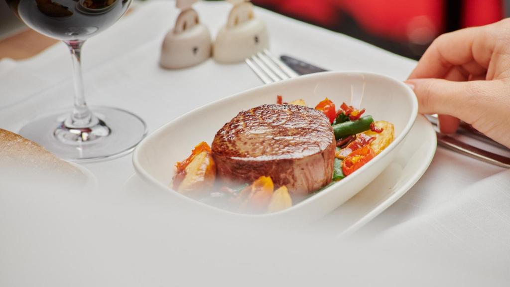 Skytrax valora el menú de a bordo, entre los 14 conceptos que analiza