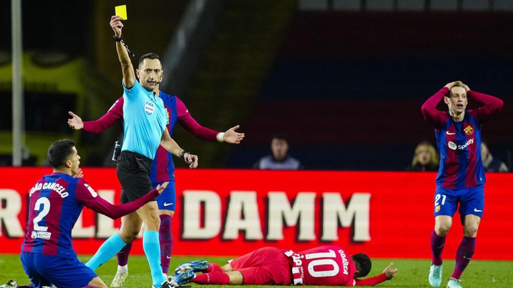 Sánchez Martínez saca una tarjeta amarilla a Joao Cancelo