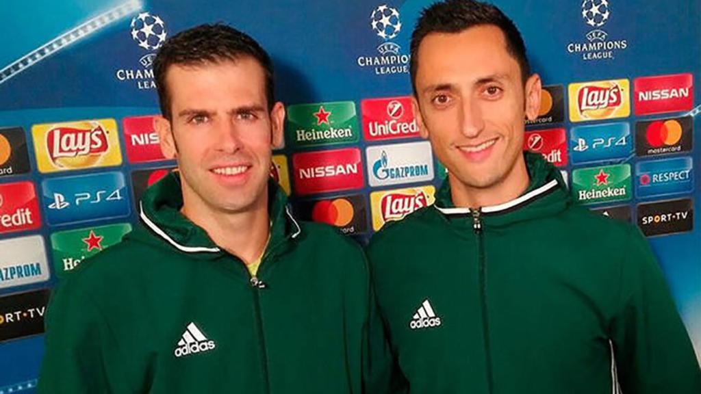 Sánchez Martínez y Raúl Cabañero, tras arbitrar un partido de Champions League