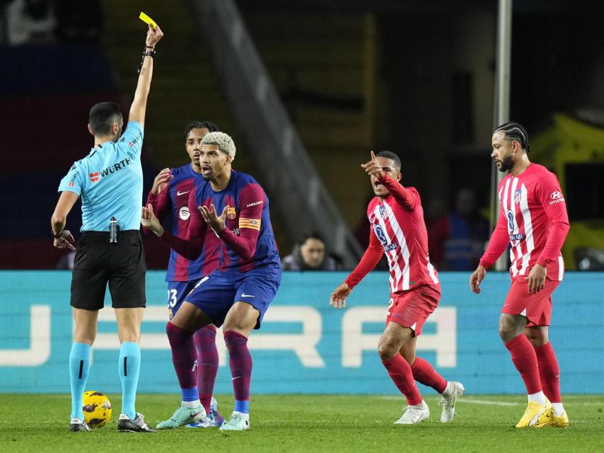 Sánchez Martínez, mostrando una amarilla a Araujo