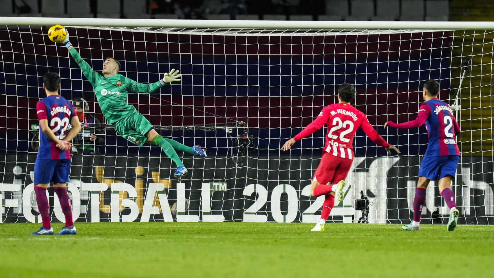 Parada antológica de Iñaki Peña a un gran lanzamiento de Memphis