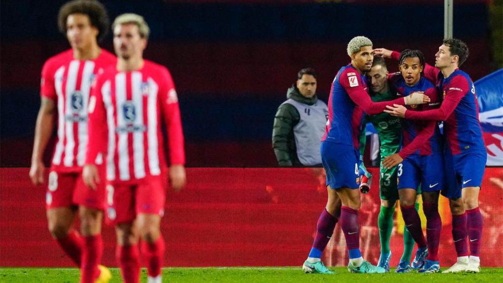 El Barça, celebrando un paradón de Iñaki Peña con Griezmann de fondo