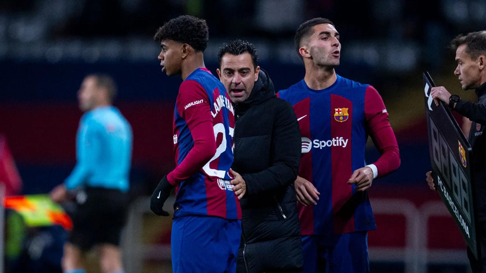 Xavi Hernández da indicaciones a Lamine Yamal y Ferran Torres en el Barça-Atlético
