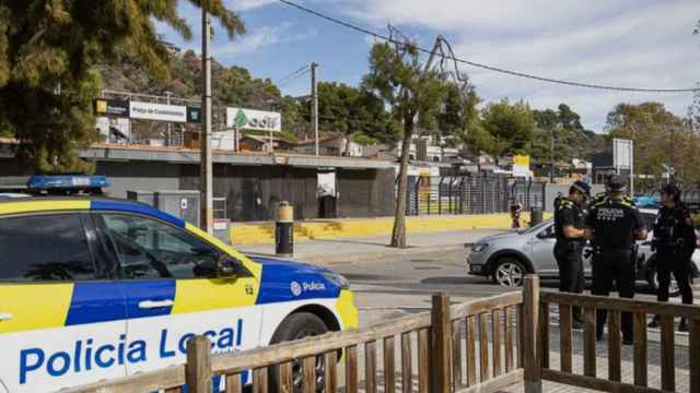 Agentes de la Policía Municipal de Castelldefels delante de la estación de tren