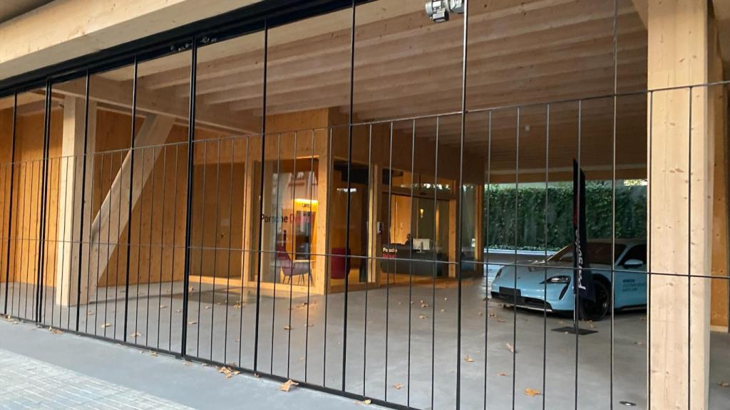 Uno de los coches de alta gama expuestos en la nueva sede de Porsche Digital en Barcelona