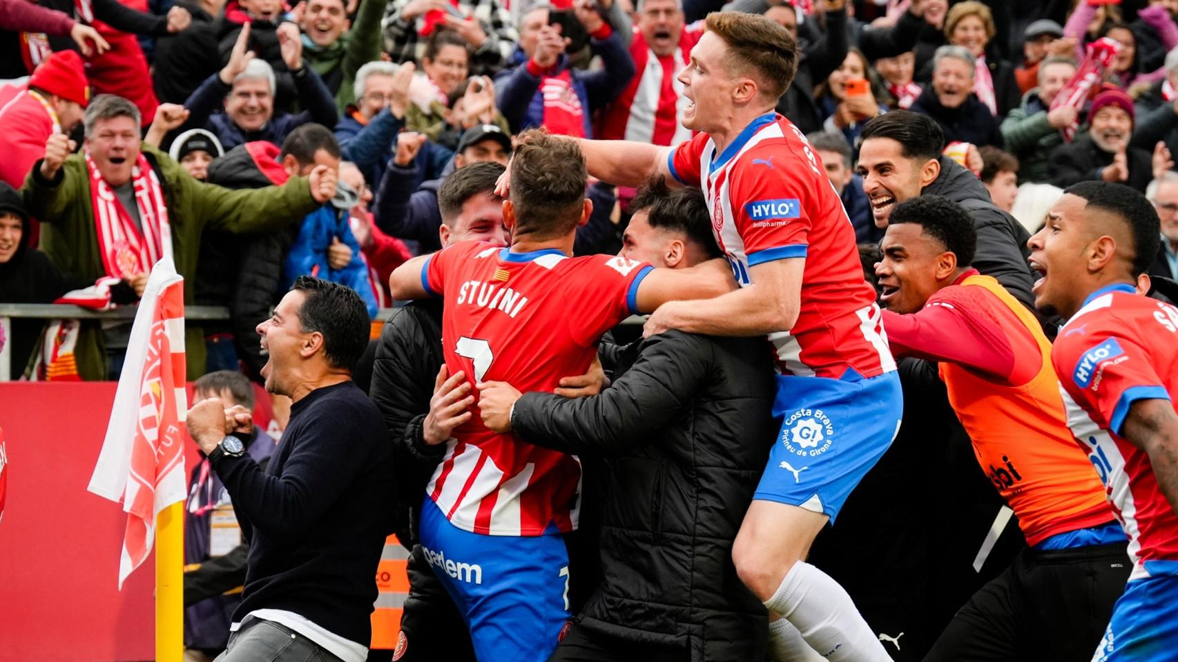 Michel y los jugadores del Girona celebran la remontada en la Liga contra el Valencia
