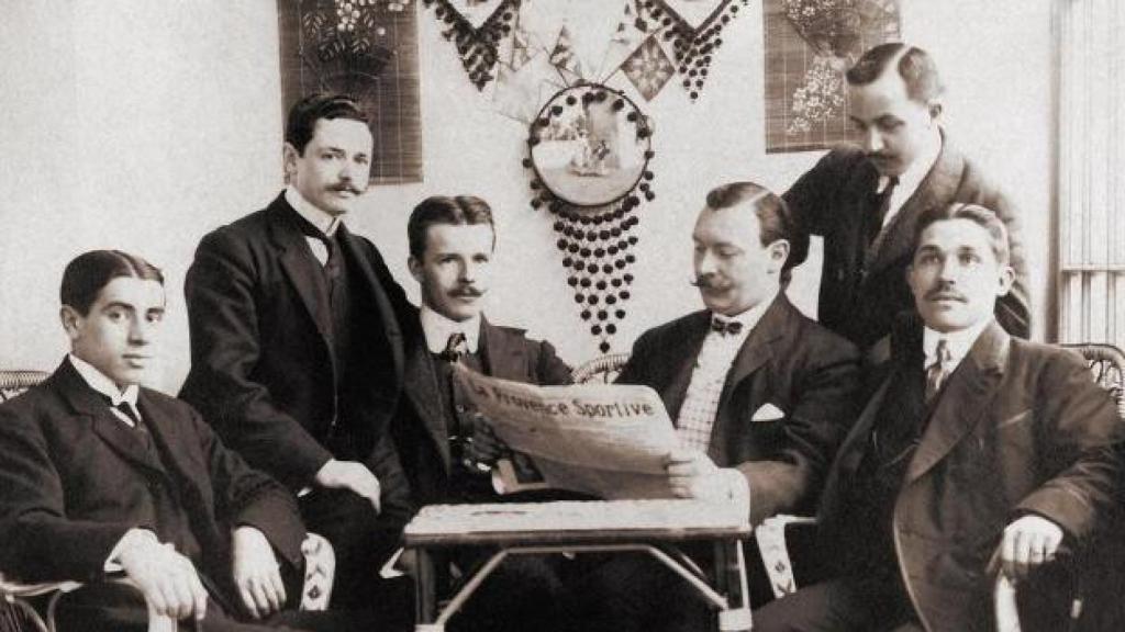 Gamper, acompañado por los fundadores del Barça