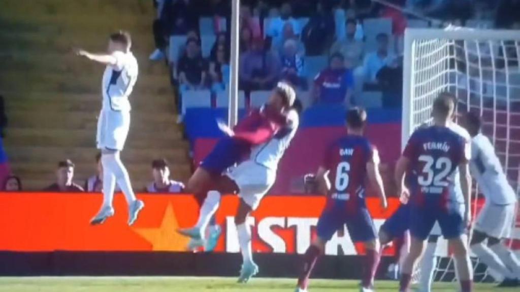 Agarrón de Tchouameni a Araujo en el clásico