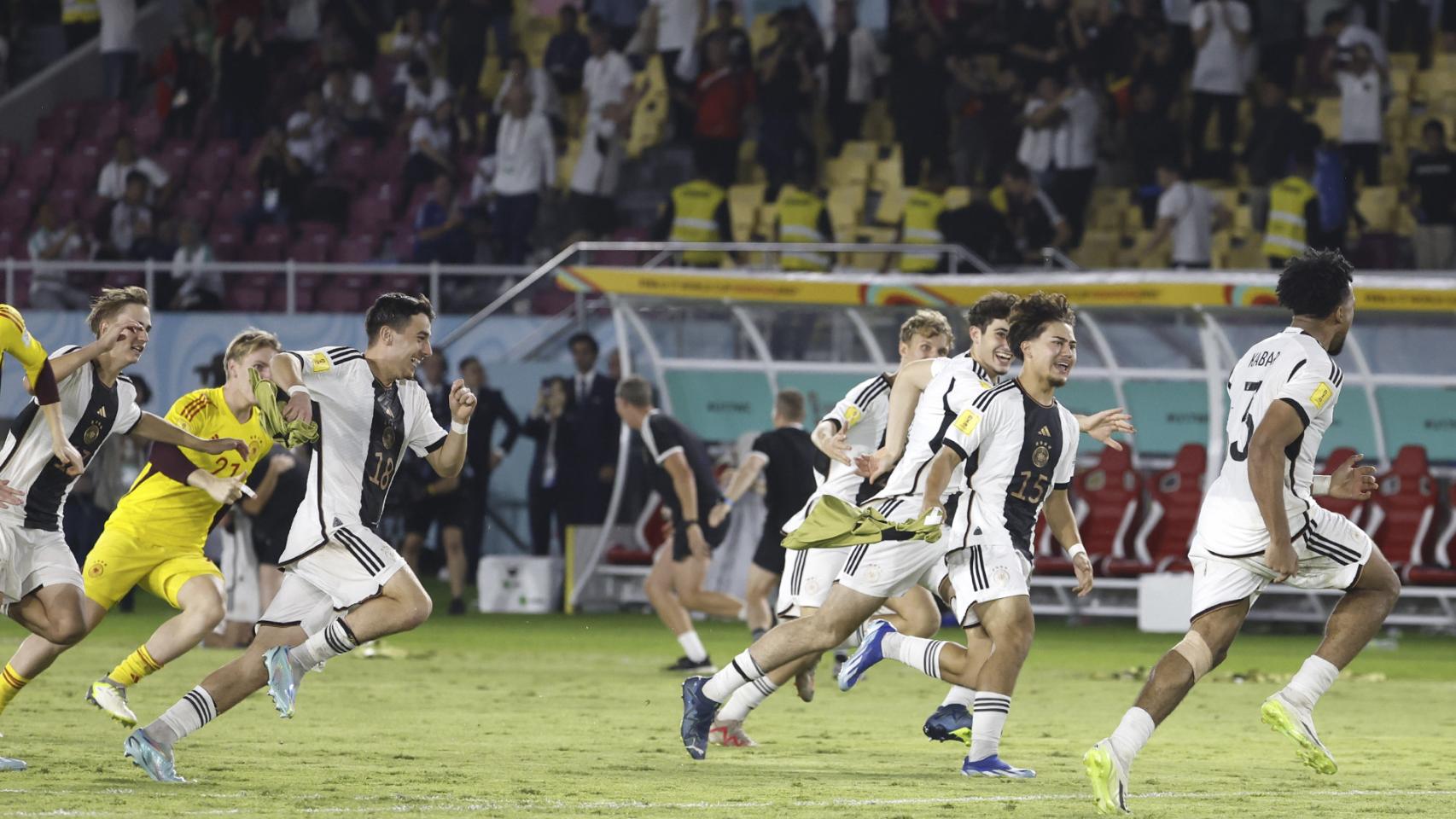 Los jugadores de la selección alemana festejan la conquista del Mundial sub-17