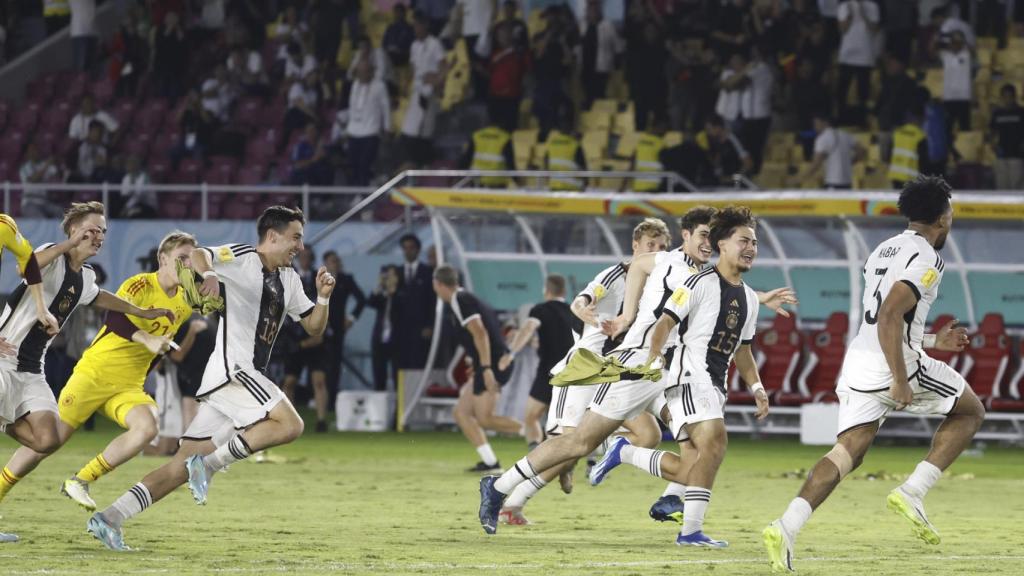 Los jugadores de la selección alemana festejan la conquista del Mundial sub-17