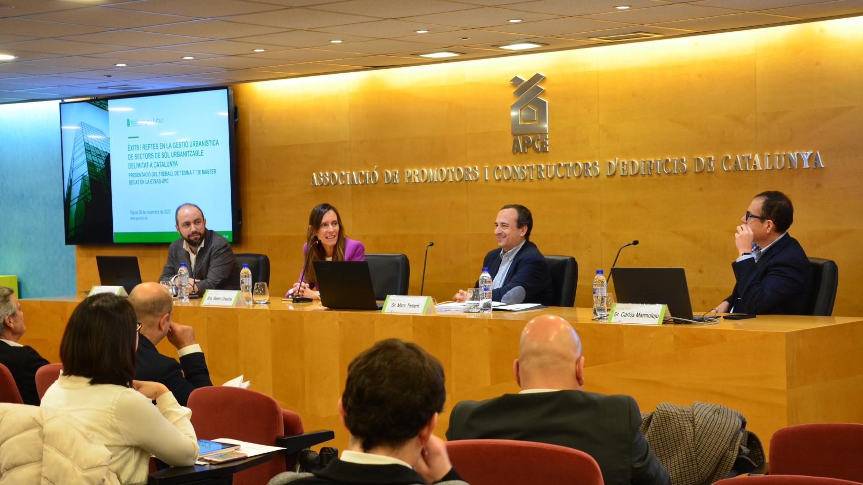 Mesa de ponentes de la presentación del trabajo premiado con la Beca APCE 2023