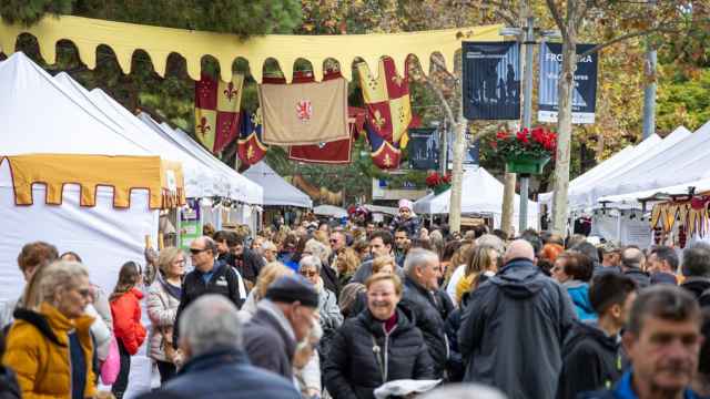 Gente paseando por las calles de Castelldefels durante la Feria Medieval